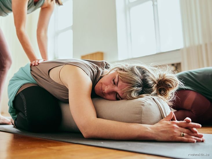 The Fetal Position Strategy: What is the Best Sleeping Position for Period Pain and Why Anatomy Agrees