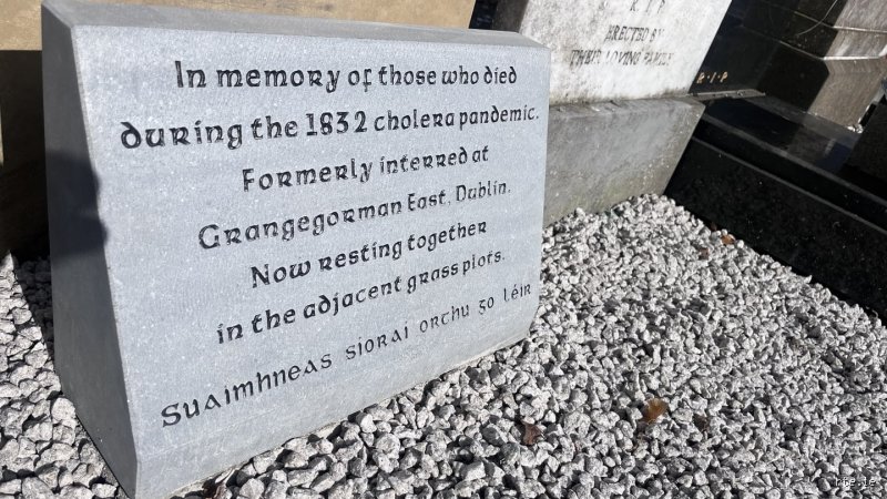 Which disease killed 21,000 people in 1832?