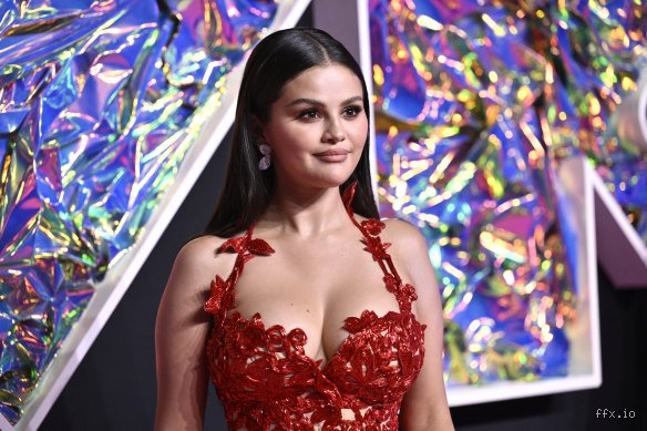 From Sitcom Sets to the Billionaire’s Club: What Actress Became a Billionaire by Rewriting Hollywood’s Rules?