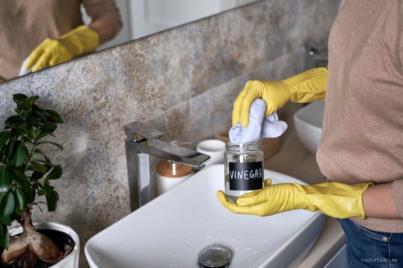Demystifying Acetic Acid: The Science and Practice of Using Vinegar as a Natural Cleaner