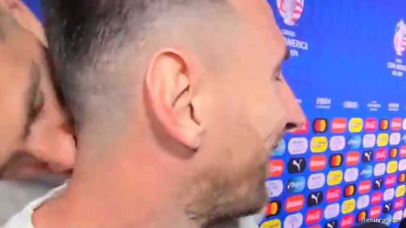 Did Martinez kiss Messi?