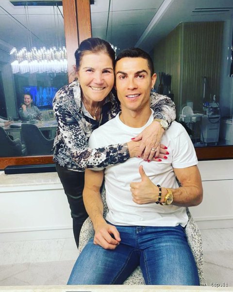 Does Ronaldo's mother live with him?