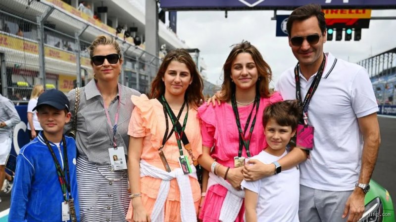 When did Roger Federer have his first kid and start his iconic family journey
