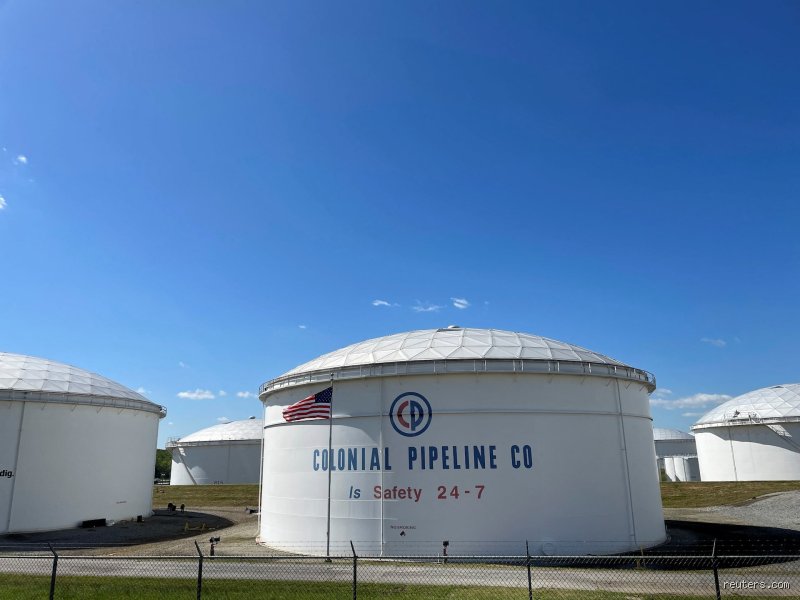 How many employees does Colonial Pipeline have to keep the American East Coast from freezing?