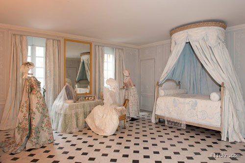 The Scent of Versailles: What Was Marie Antoinette’s Personal Hygiene Really Like Behind the Palace Walls?
