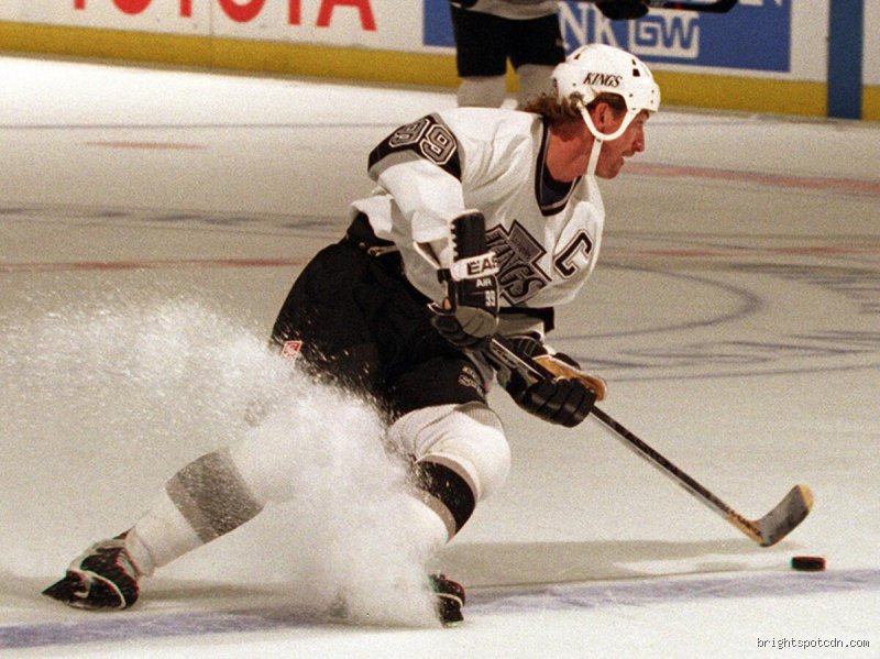 Did Wayne Gretzky Ever Score a Goal? The Absurd Reality of The Great One’s Red Light Legacy