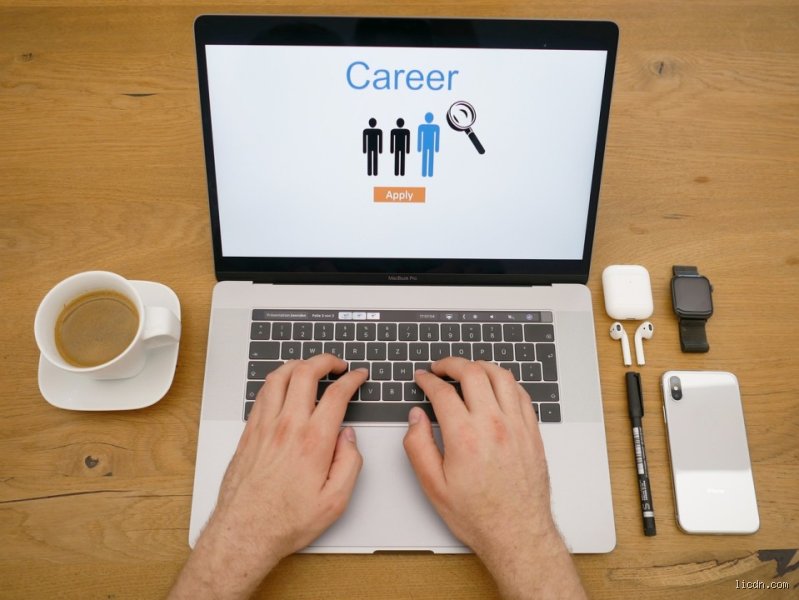 How Do I Know If I’m Being Recruited? The Hidden Signals of High-Stakes Talent Poaching