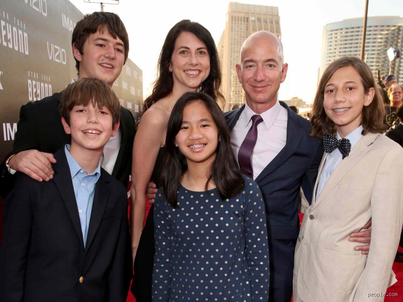 Do Bezos kids like Lauren Sanchez?
