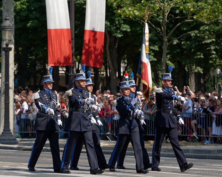 How many police officers are in Paris?